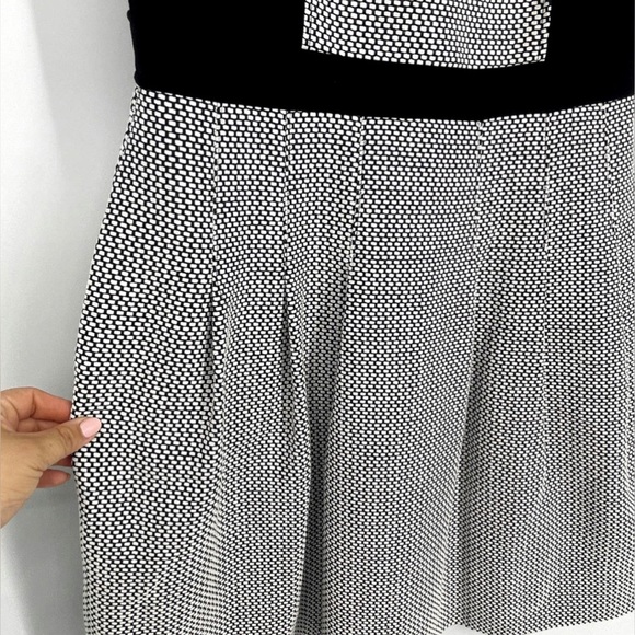 WHBM 🆕 Sleeveless Black And White Pieced Fit And Flare Dress. Size 14. - Picture 5 of 9